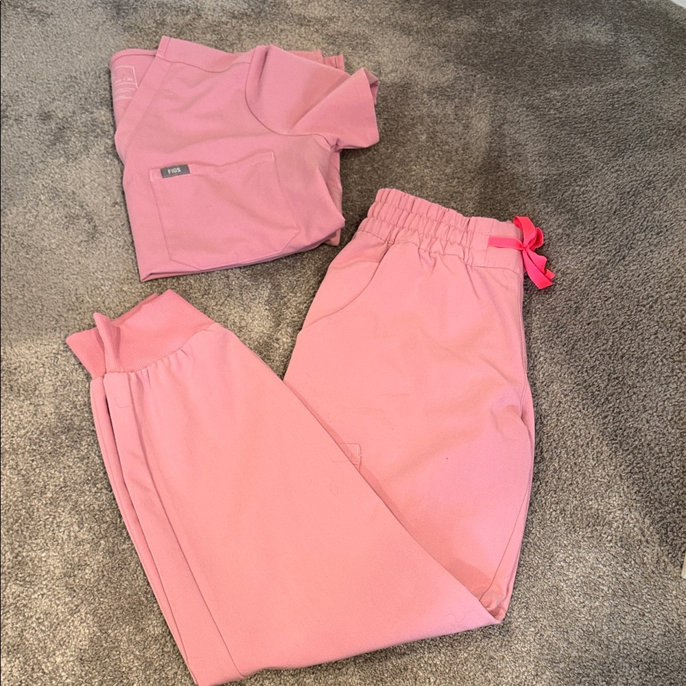 Figs Women's Cropped Scrub Jogger Pants in Light Pink